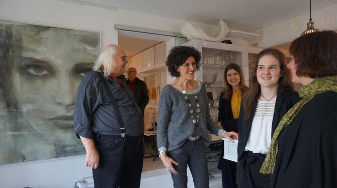 Die Künstlerin Gabriele Einstein (Zweite von links) im Gespräch mit Ausstellungs-Besuchern in der Ehestetter Sphäre. FOTO: PRIVA