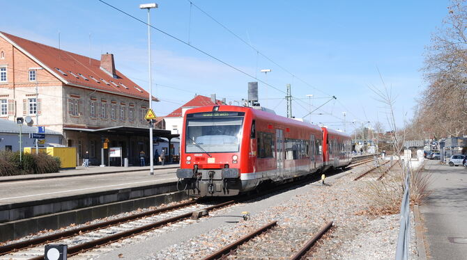 Im Bahnhof Metzingen sollen die derzeit unterbrochenen Schienen rechts im Rahmen des Aufbaus der Regionalstadtbahn Neckar-Alb wi