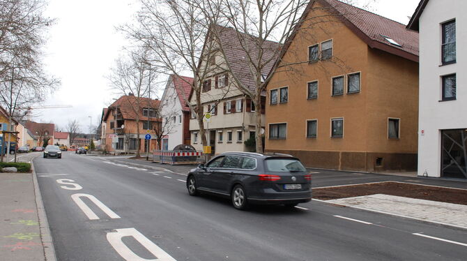 Die Fahrbahn ist wegen des Fahrradschutzstreifens (rechts) schmaler geworden. Busse halten nun auf der Straße.  FOTO: PFISTERER