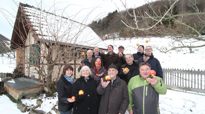 Mit viel Tradition im Rücken will der Obst- und Gartenbauverein Bad Urach – im Bild der Vorstand mit sämtlichen Ausschuss-Mitgli
