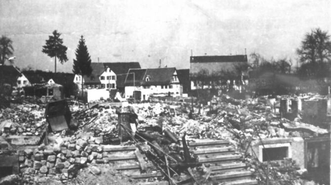 So wie in der Tübinger Straße sah es nach der Bombennacht in vielen Straßenzügen Kusterdingens aus. Drei Menschen starben, 144 G