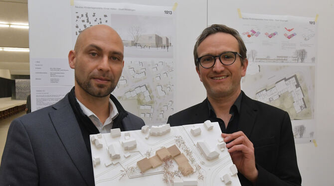 Einstimmig auf den ersten Platz gesetzt: die Architekten Camilo Hernandez (links) und Harald Baumann aus Stuttgart.  FOTO: MEYER