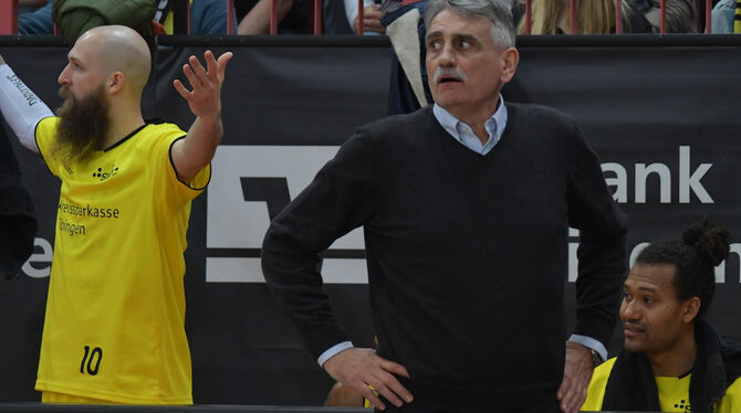 Coach Georg Kämpf (rechts) hat vehemente Kritik am Kader der Tübinger Zweitliga-Basketballer geäußert. FOTO: MEYER