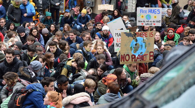 Mit der AKtion sich eine Minute tot zu stellen, machten die Schülerinnen und Schüler auf das Artensterben durch den Klimawandel Mit der AKtion sich eine Minute tot zu stellen, machten die Schülerinnen und Schüler auf das Artensterben durch den Klimawandel