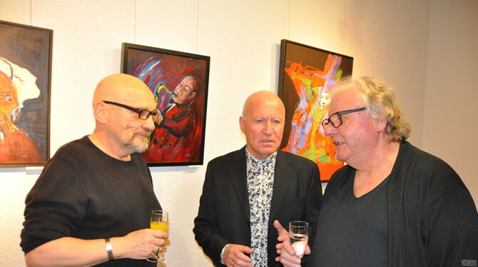 Saxofonist Cptn. Coffee alias Klaus-Dieter Lang-Waegner (von links) mit Künstler Wolfgang Weiler und Wolfgang Rätz in der Stadt