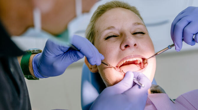 Eine zahnmedizinische Prophylaxe kann Patienten schmerzhafte Zahnarztbehandlungen ersparen.  FOTO: DPA