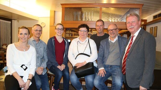Das neue Vorstandsteam (von links): Karin Hawlon (Beisitzerin und Jugendleiterin), Neu-Vorsitzender Rolf Schubert, Beisitzerin Y