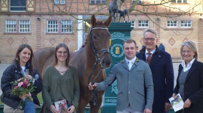 Glückliche Pferdebesitzer mit ihrem Neuzugang