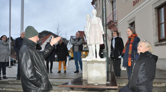 Kunstbetrachtung vor dem Rathaus: Bürgermeister Alexander Schweizer (links) gefallen die beiden Skulpturen »Sabine und Erwin«, g