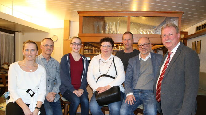 Das neue Vorstandsteam des TSV Eningen: Karin Hlawon (Jugendleiterin und Beisitzerin), Neu-Vorsitzender Rolf Schubert, Beisitzer