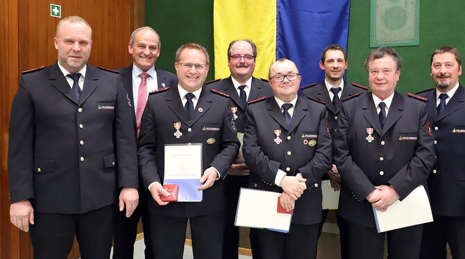 Kommandant Thomas Erkner (links), Bürgermeister Uwe Morgenstern (Zweiter von links), Markus Ott (rechts), der stellvertretende V