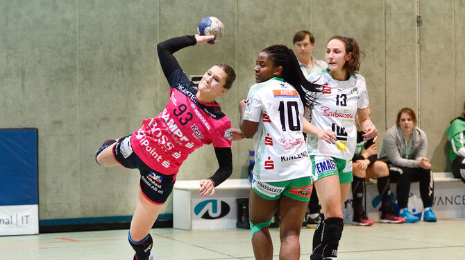 Erzielte vier Tore für die TuS Metzingen: Julia Behnke (mit Ball).   FOTO: PIETH