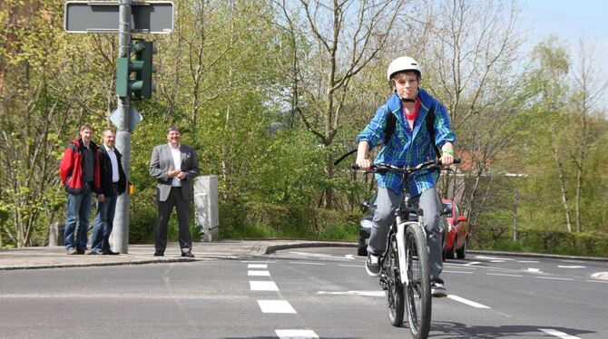 Radfahrschutzstreifen wie hier an der Nürtinger Straße lässt die Stadt an immer mehr Hauptverkehrsachsen markieren.   FOTO: LEIS