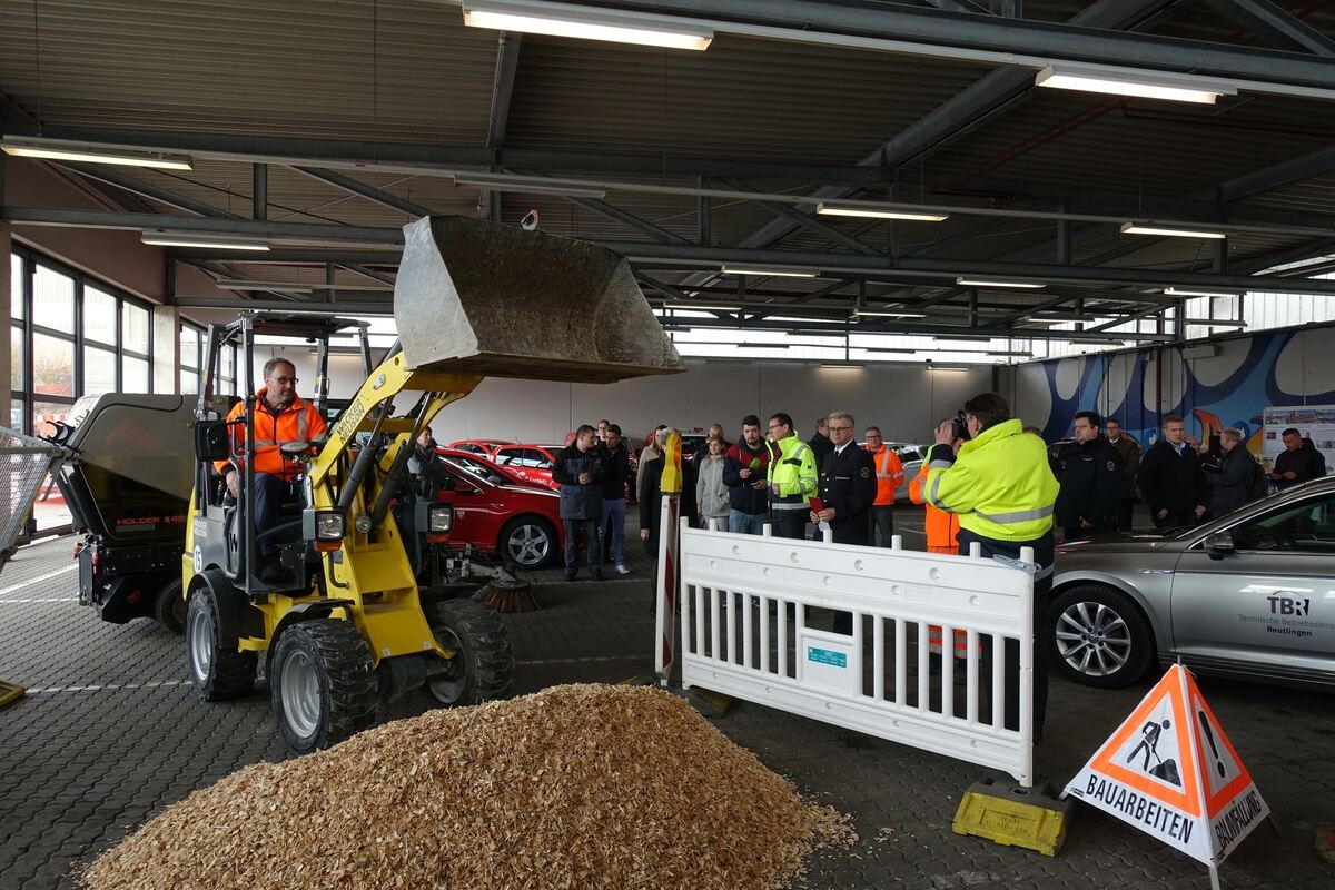 Dieser Bagger arbeitet sauber abgasfrei und leise mit Stromantrieb.