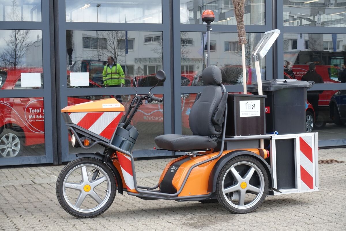 Bequem sitzend kommt die Stadtreinigung mit diesem Lastenrad zum Einsatzort.
