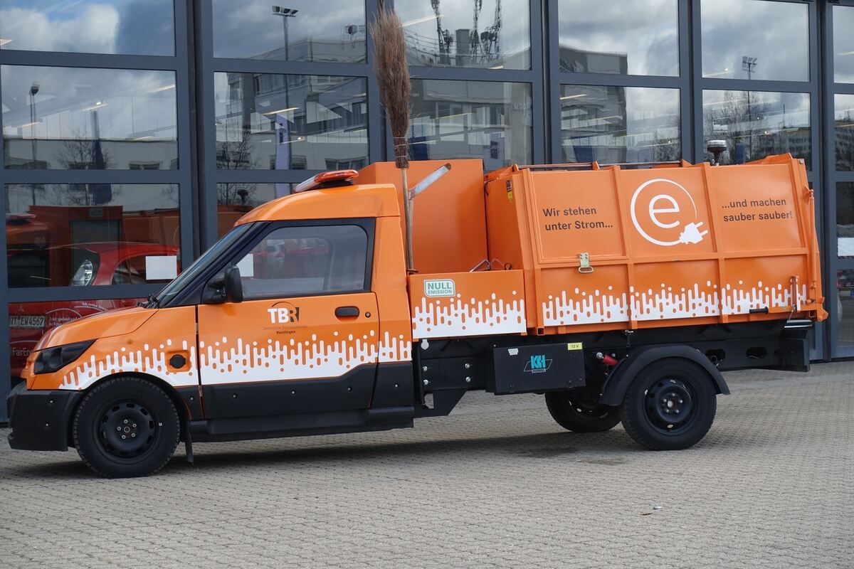 Mancher kennt den Streetscooter eher in gelber Lackierung als Postmobil. Jetzt fährt er auch für die Reutlinger Stadtreinigung.