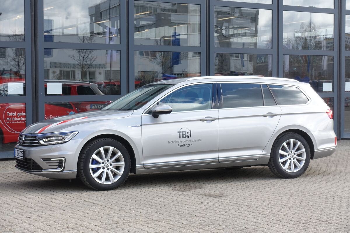 Nobel, sehr schnell und mit Hybrid-Antrieb ist der Passat GTE unterwegs.