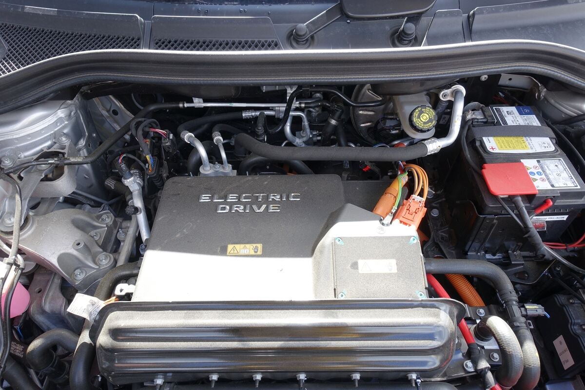 Typisch Elektroauto: unter der Motorhaube des B-Klasse ist wenig mehr als Kunststoffverkleidungen und Kabel zu sehen. Typisch Elektroauto: unter der Motorhaube des B-Klasse ist wenig mehr als Kunststoffverkleidungen und Kabel zu sehen.