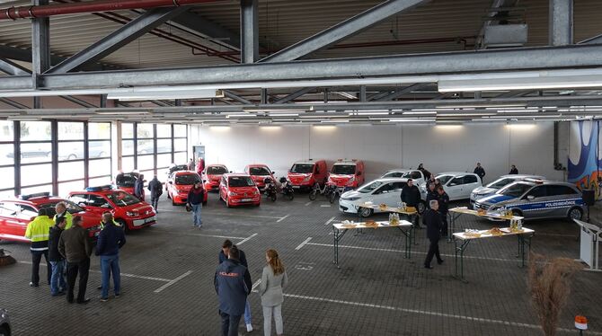 Wie auf einer Automesse präsentiert die Stadt Reutlingen die neuen Elektromobile ihres Fuhrparks.