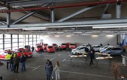Wie auf einer Automesse präsentiert die Stadt Reutlingen die neuen Elektromobile ihres Fuhrparks.