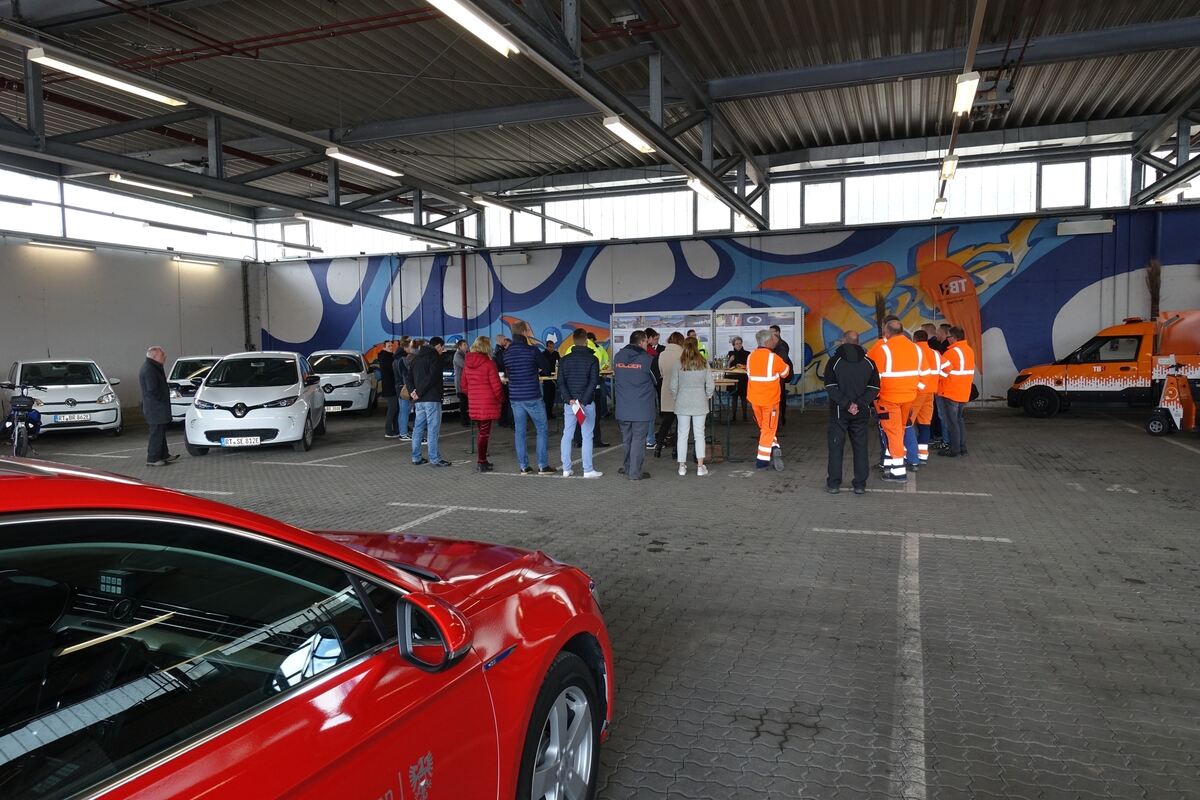Die ganze Vielfalt von E-Mobilen in der Halle der Technischen Betriebsdienste Reutlingen.