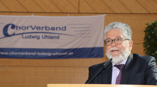 Eberhard Wolf wurde für drei weitere Jahre zum Präsident des Chorverbandes Ludwig Uhland gewählt. FOTO: BLOCHING
