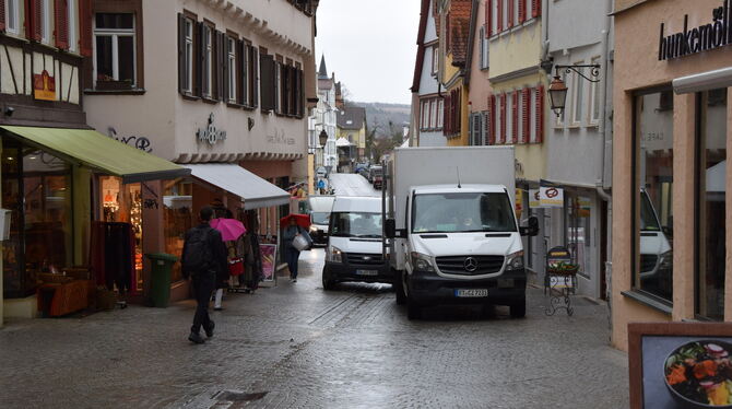 Ständiger Konflikt: Fußgänger und Lieferfahrzeuge in der Altstadt. FOTO: -JK