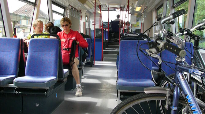 Auch das macht den ÖPNV attraktiver: Auf den Schienenstrecken im Landkreis Reutlingen ist die Mitnahme von Fahrrädern möglich.