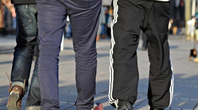 Junge Männer in Jogginghosen Junge Männer in Jogginghosen
