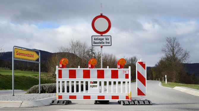 Die Stuhlsteige ist seit Montag gesperrt. Drei Wochen lang wird der Verkehr über Gönningen umgeleitet.   FOTO: PIETH