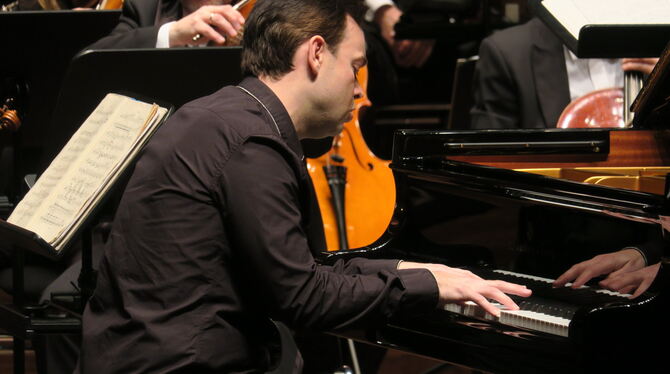 Dejan Lazic bei seinem Auftritt mit dem 1. Klavierkonzert von Johannes Brahms im Sinfoniekonzert der Württembergischen Philharmo