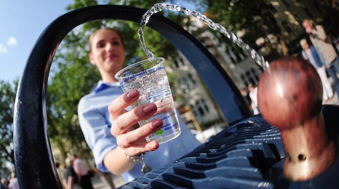 Trinkbrunnen (hier in Berlin) machen auch Werbung fürs Leitungswassertrinken.  FOTO: DPA