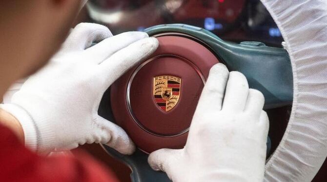 Airbagmodul mit Porsche-Logo wird an ein Auto montiert