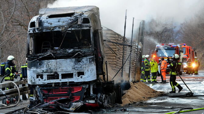 Das Führerhaus des ungarischen Sattelzugs brannte komplett aus. Die glimmende Ladung wurde abtransportiert und an einem anderen