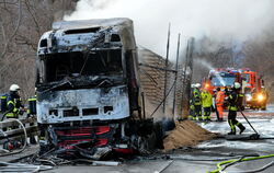 Das Führerhaus des ungarischen Sattelzugs brannte komplett aus. Die glimmende Ladung wurde abtransportiert und an einem anderen 