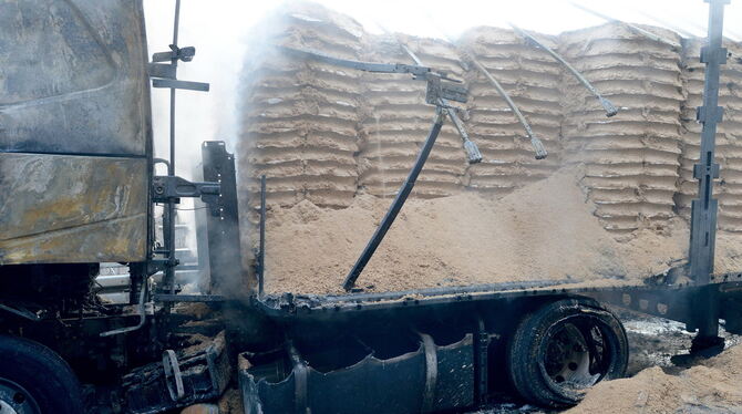 Der Reifen direkt neben dem Tank des 40-Tonners war geplatzt.