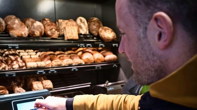 Bei Bäcker Treiber kann man mit EC-Karte bezahlen.  FOTO: GEA