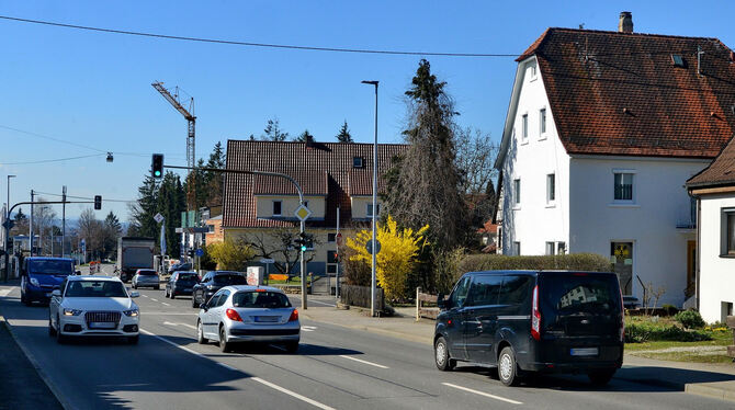 Besonders laut ist es in Gomaringen an der sogenannten Redemann-Kreuzung in der Hechinger Straße (links). Vor allem über den Sch