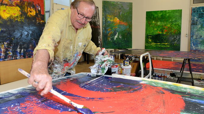 Farbexplosionen ohne Namen: Ulrich Lukaszewitz in seinem Atelier in der Max-Planck-Straße. FOTO: NIETHAMMER