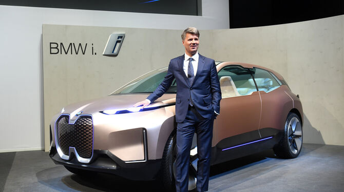 Harald Krüger,  Vorstandschef der BMW AG, zeigt bei der Bilanzpressekonferenz das Konzeptfahrzeug Vision iNext. Außer den vier