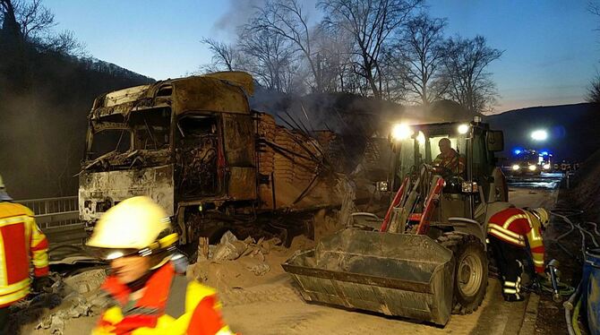 Die Feuerwehren aus Lichtenstein, Engstingen, Reutlingen und Pfullingen waren gestern bis in die Nacht mit insgesamt rund 50 Leu