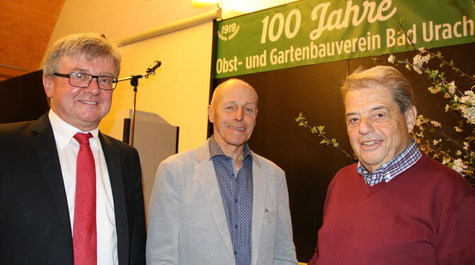 Bad Urachs Bürgermeister Elmar Rebmann ehrte die Vorstandsmitglieder des OGV Bad Urach, Fritz Bader und Günther Wurster (von lin