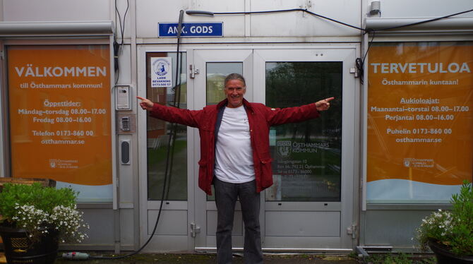 Willkommen zweisprachig: Dank Hans Raab begrüßt das Bürgerbüro in Östhammer die Besucher auf Schwedisch und Finnisch.  FOTO: JOC