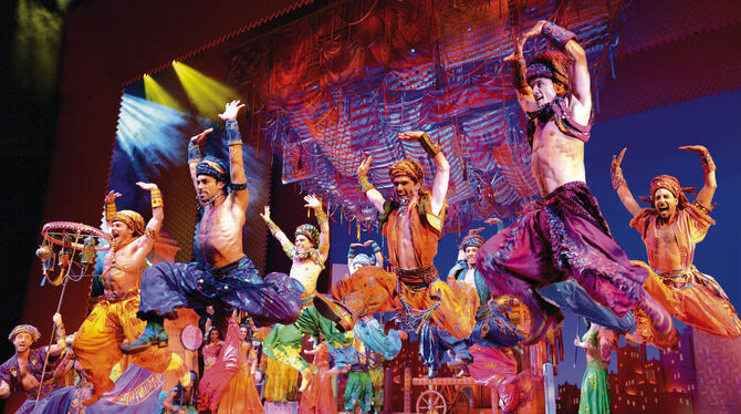 Ein Musical-Orient als knallbuntes Spektakel von  Kulissen, Kostümen, Choreografien: Basar-Händler in einer Tanz-Szene  aus "Ala