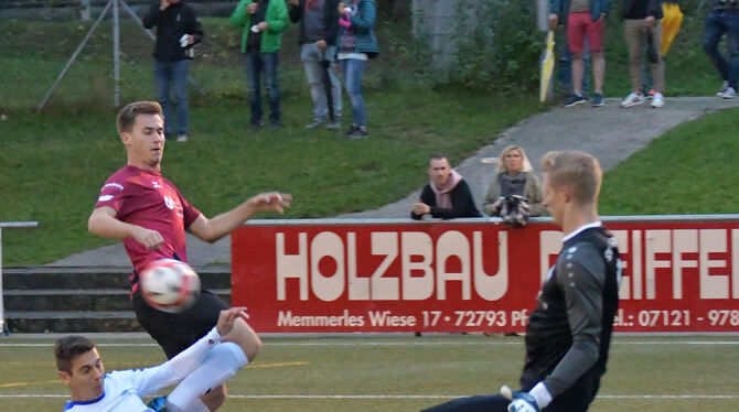 Im Hinspiel sollten die beiden Treffer von Dominik Früh (linksoben) nicht zum Pfullinger Sieg reichen.  FOTO: MEYER