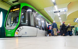 Fahrgäste steigen in eine Stadtbahn TW 3000 der Hannoverschen Verkehrsbetriebe »üstra« ein. Solche schmucken Schienenfahrzeuge s
