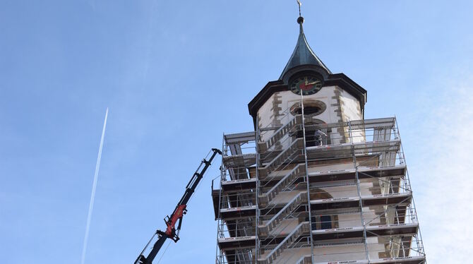 Höher reicht der Ausleger nicht: Ein Autokran hat den Aufbau des Gerüsts am Turm der Pfullinger Martinskirche unterstützt.  FOTO