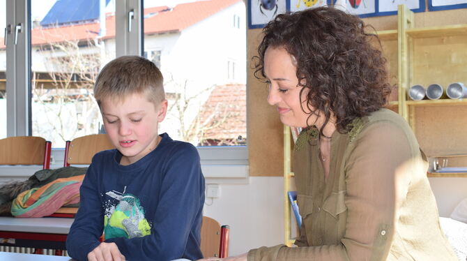 Der neunjährige Niklas liest nach dem Unterricht in seinem Klassenzimmer der Grundschule Pliezhausen mit Tanja Pocchiari-Detzel.