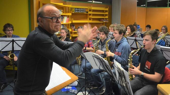 Klaus Graf, Lead-Saxofonist beim SWR, in einem Workshop mit der Big Band des HAP-Grieshaber-Gymnasiums.  FOTO: WALKER