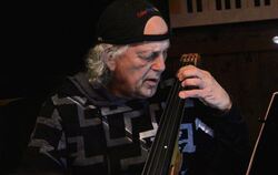 Der US-Jazzer David Friesen an seinem elektroakustischen Bass.  FOTO: SPIESS